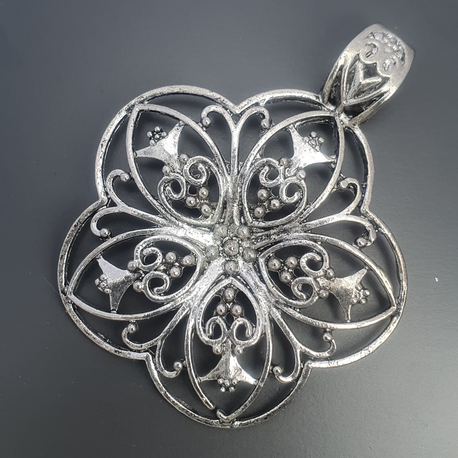 Ciondolo in Ottone Argentato a Forma di Fiore Mandala Lavoro Filigrana Inciso Stile Etnico 50x60mm Mod. B14 1pz