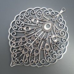 Ciondolo in Ottone Argentato a Forma di Fiore Foglia Lavoro Inciso Stile Etnico 10x80mm Mod. B13 1pz