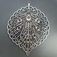 Ciondolo in Ottone Argentato a Forma di Fiore Foglia Lavoro Inciso Stile Etnico 10x80mm Mod. B13 1pz