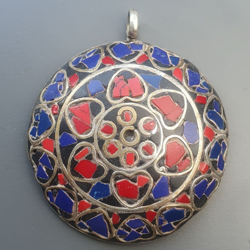 Ciondolo in Ottone Argentato Stile Etnico Simbolico Tibetano con Colori Tradizionali 1pz