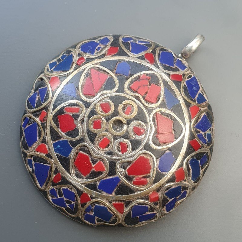 Ciondolo in Ottone Argentato Stile Etnico Simbolico Tibetano con Colori Tradizionali 1pz