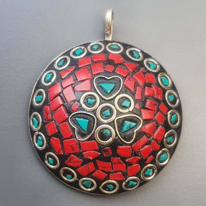 Ciondolo in Ottone Argentato Stile Etnico Simbolico Tibetano con Colori Tradizionali 1pz Ciondolo in Ottone Argentato Stile Etnico Simbolico Tibetano con Colori Tradizionali 1pz