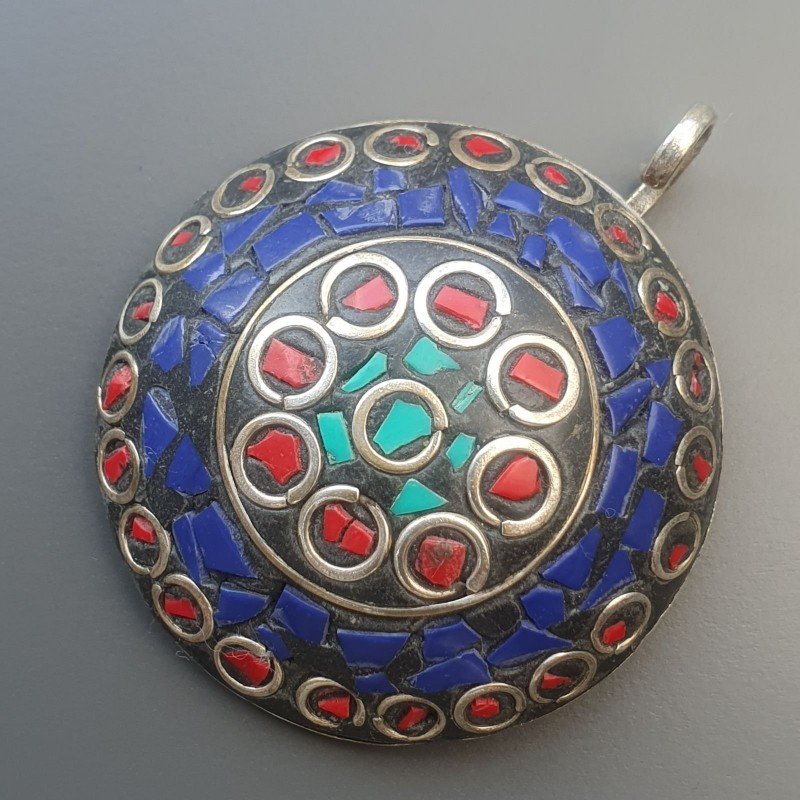 Ciondolo in Ottone Argentato Stile Etnico Simbolico Tibetano con Colori Tradizionali 1pz