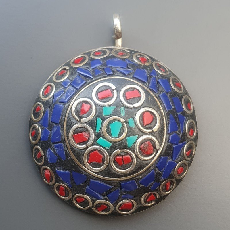 Ciondolo in Ottone Argentato Stile Etnico Simbolico Tibetano con Colori Tradizionali 1pz