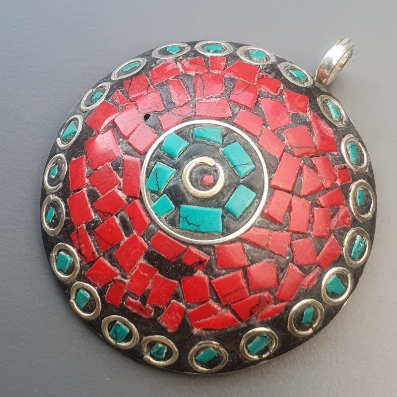 Ciondolo in Ottone Argentato Stile Etnico Simbolico Tibetano con Colori Tradizionali 1pz