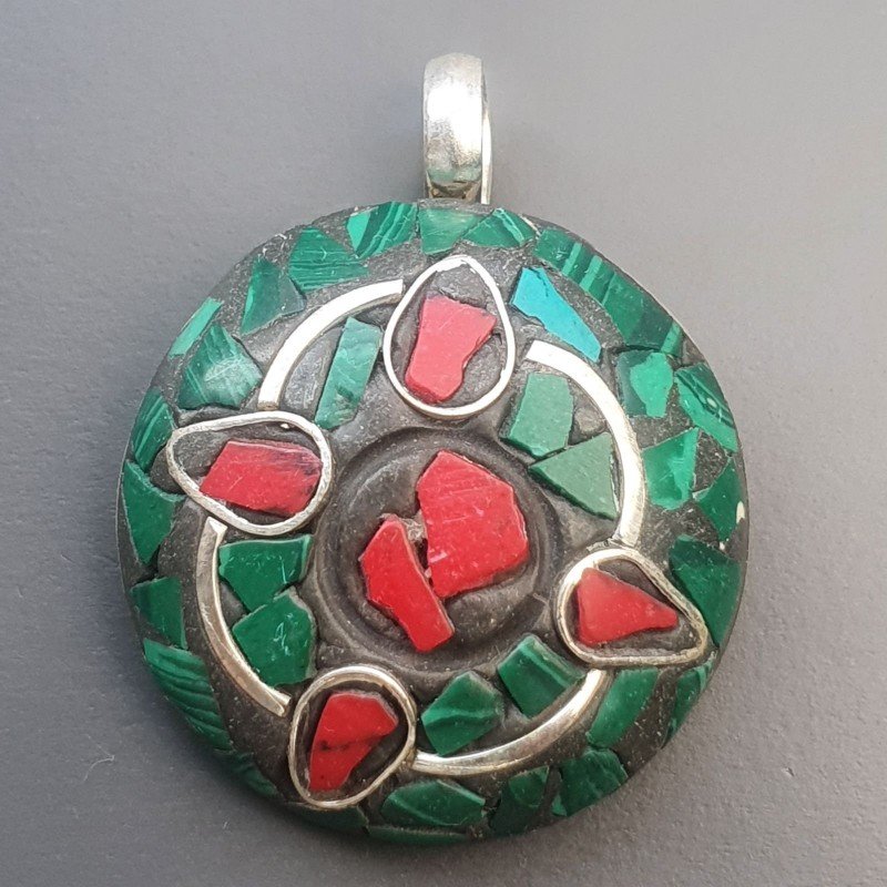 Ciondolo in Ottone Argentato Stile Etnico Simbolico Tibetano con Colori Tradizionali 1pz Ciondolo in Ottone Argentato Stile Etnico Simbolico Tibetano con Colori Tradizionali 1pz