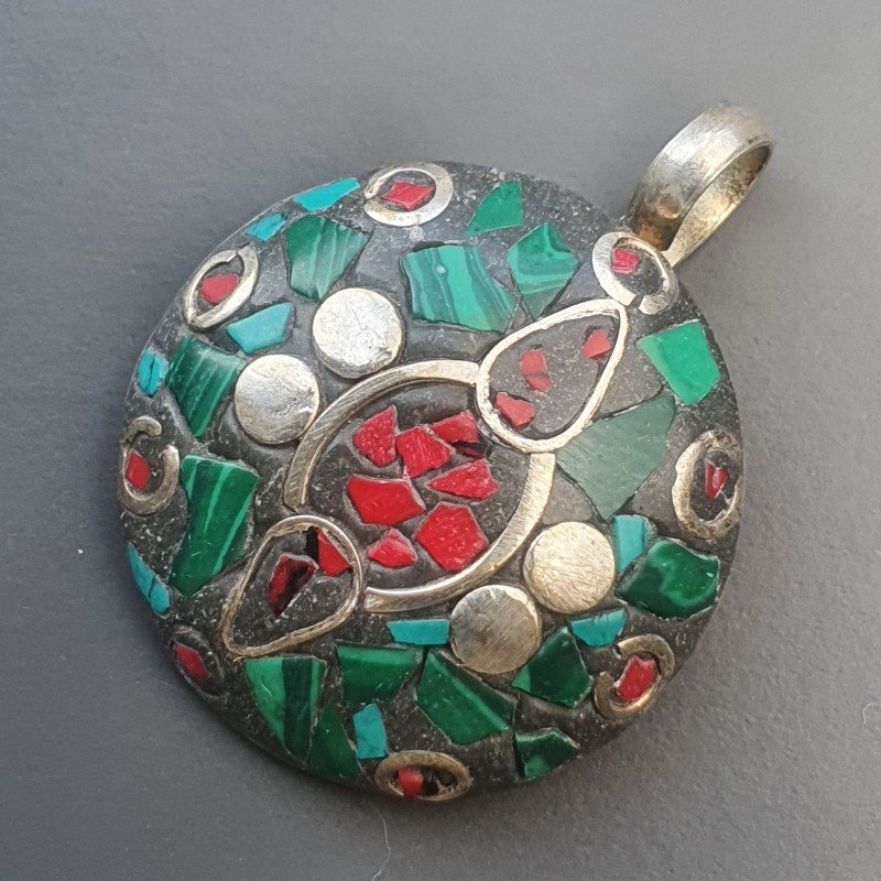 Ciondolo in Ottone Argentato Stile Etnico Simbolico Tibetano con Colori Tradizionali 1pz
