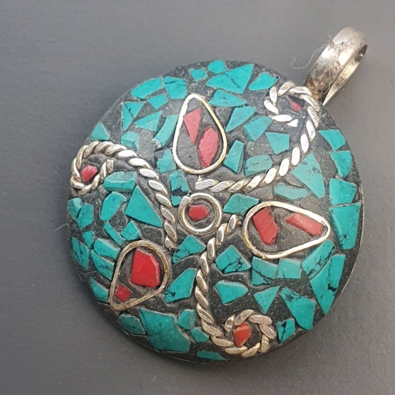 Ciondolo in Ottone Argentato Stile Etnico Simbolico Tibetano con Colori Tradizionali 1pz Ciondolo in Ottone Argentato Stile Etnico Simbolico Tibetano con Colori Tradizionali 1pz