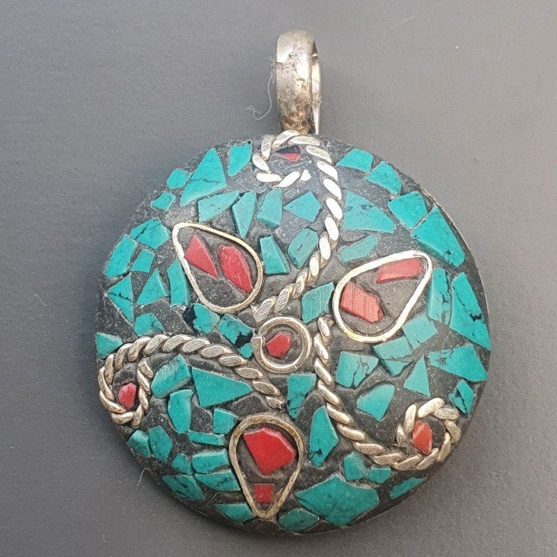 Ciondolo in Ottone Argentato Stile Etnico Simbolico Tibetano con Colori Tradizionali 1pz Ciondolo in Ottone Argentato Stile Etnico Simbolico Tibetano con Colori Tradizionali 1pz