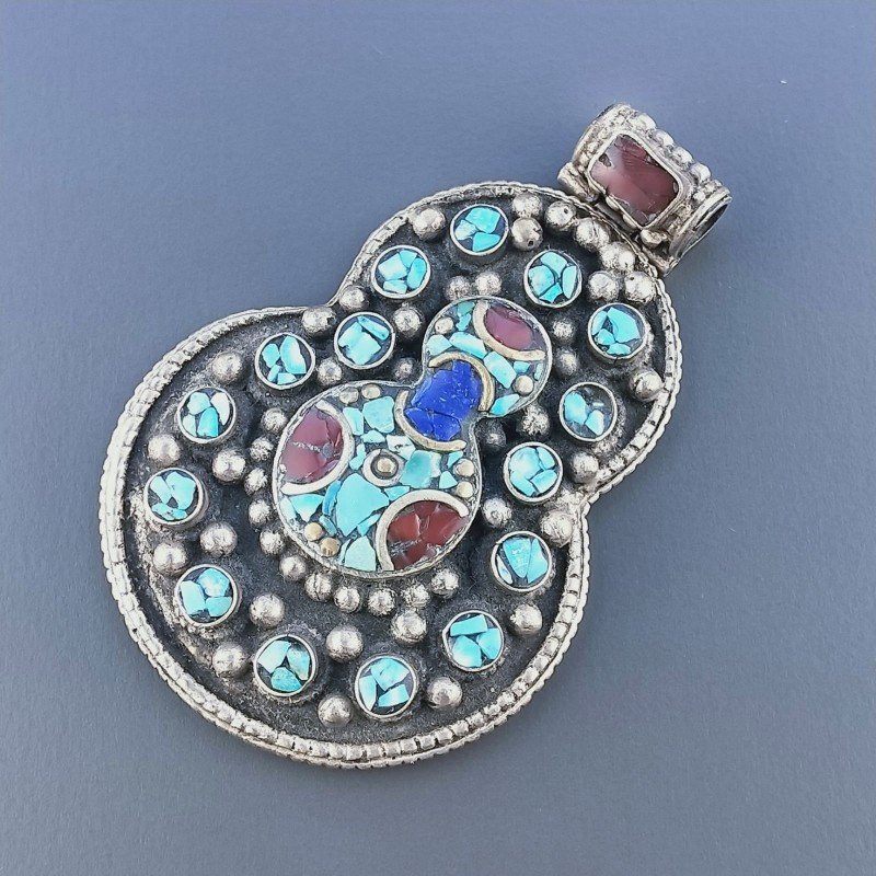 Ciondolo in Ottone Argentato Stile Etnico Simbolico Tibetano con Colori Tradizionali 1pz