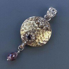 Ciondolo in Ottone Argentato - Dorato Nepalese Con Goccia di Radici di Rubino Lavoro Stile Etnico 1pz