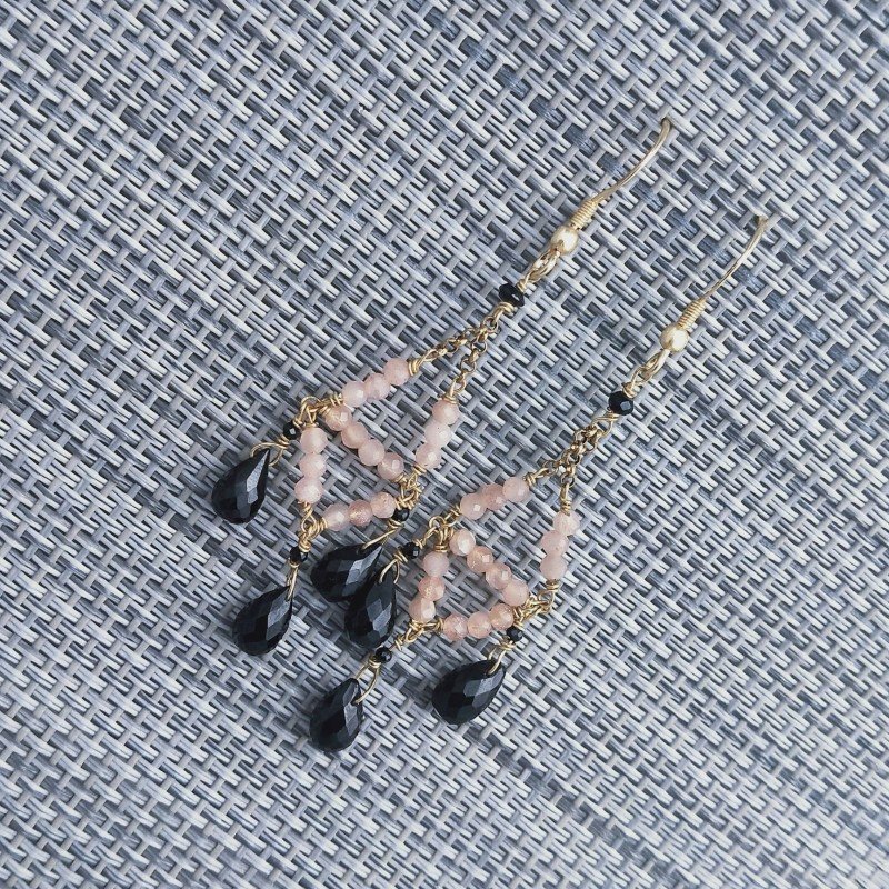 Orecchini Chandelier Con Catena Dorato,Pietra Di Sole E Spinello Nero Gocce Tondo Sfaccettate A Mano