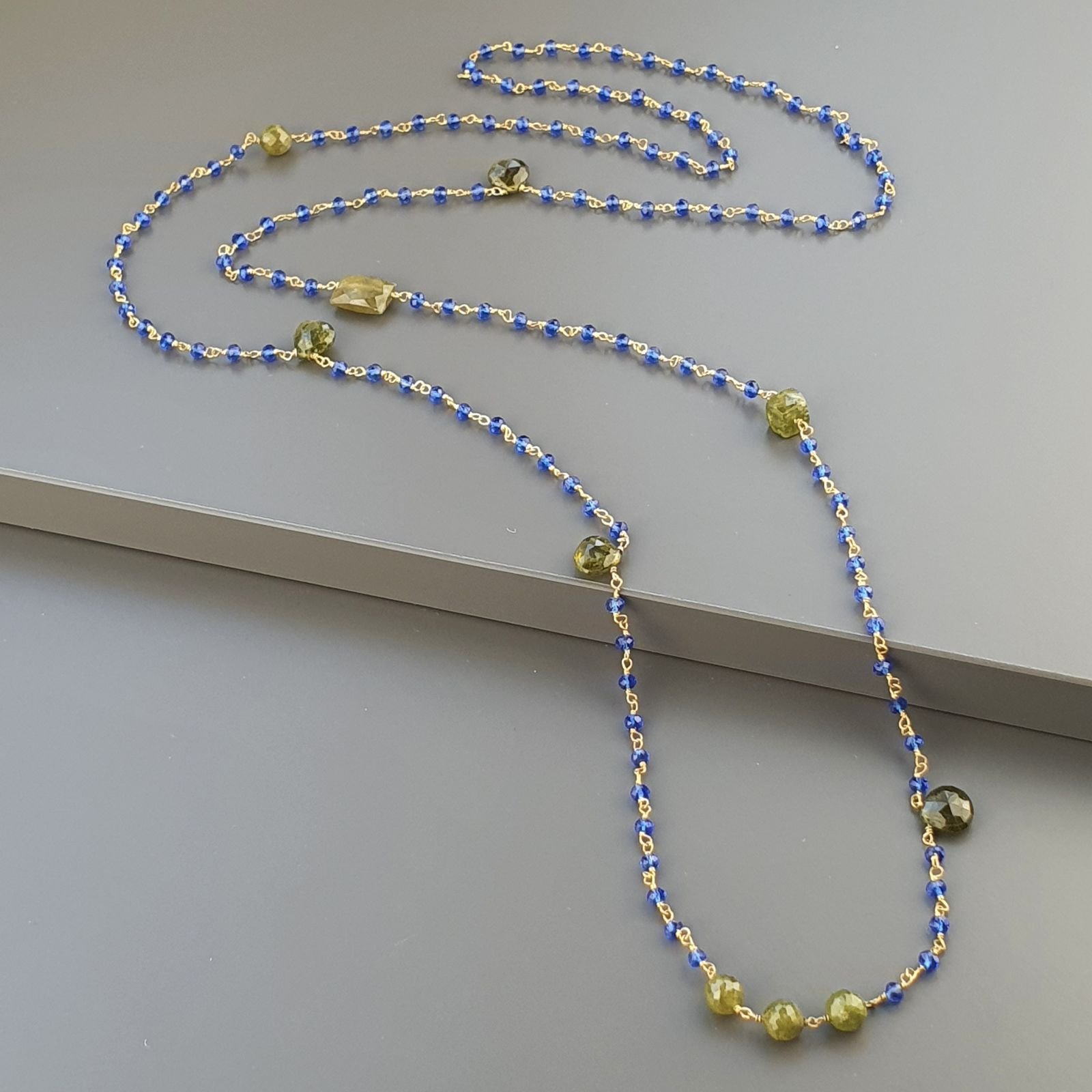 Collana A Nodo Orafo Dorato Con Cristallo Blu E Peridoto