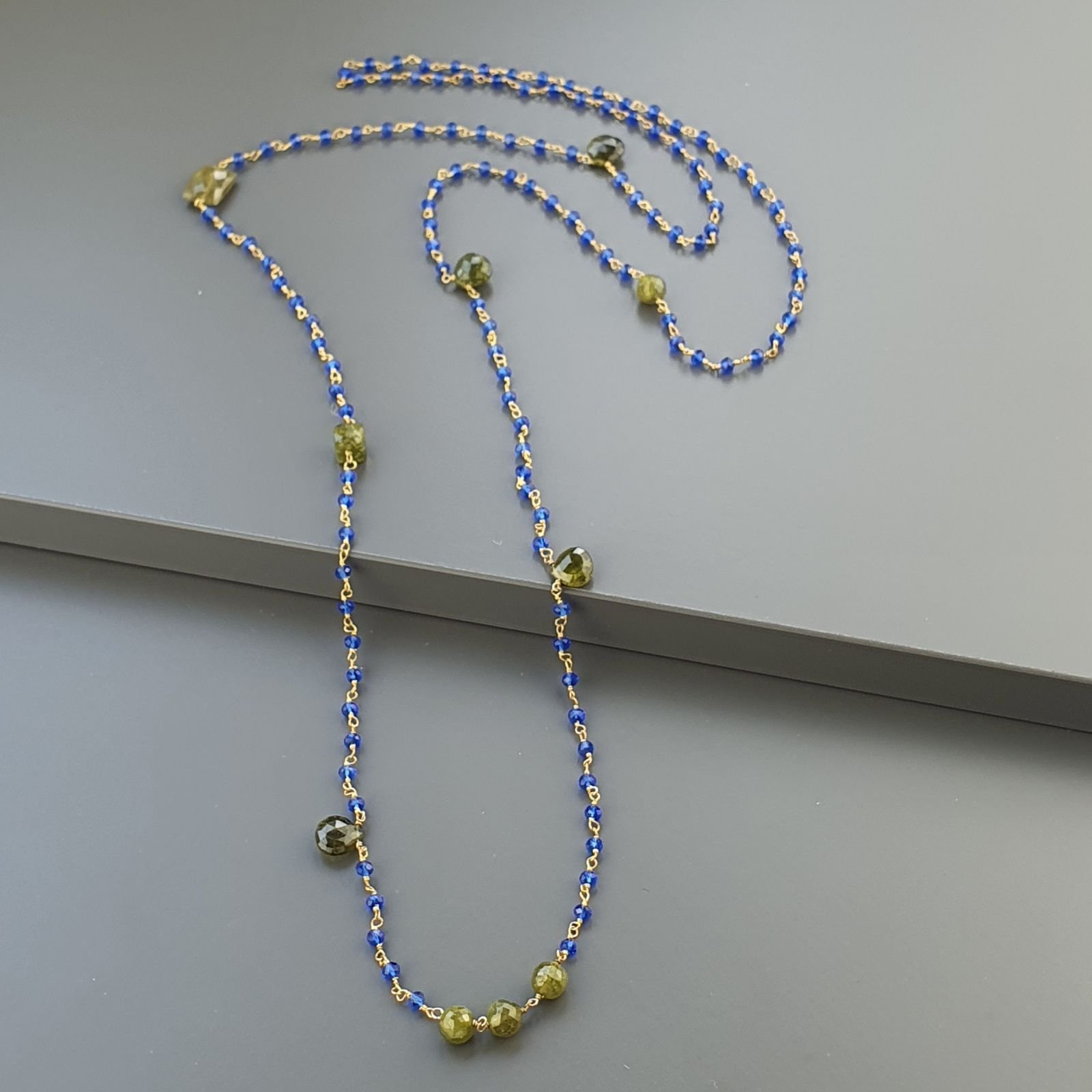 Collana A Nodo Orafo Dorato Con Cristallo Blu E Peridoto
