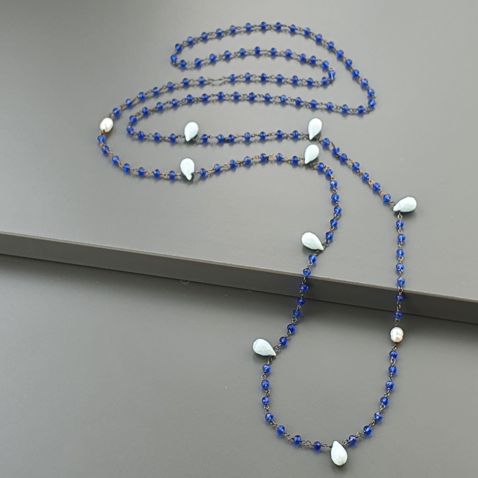 Collana A Nodo Orafo Brunito Con Cristallo Blu E Calcedonio
