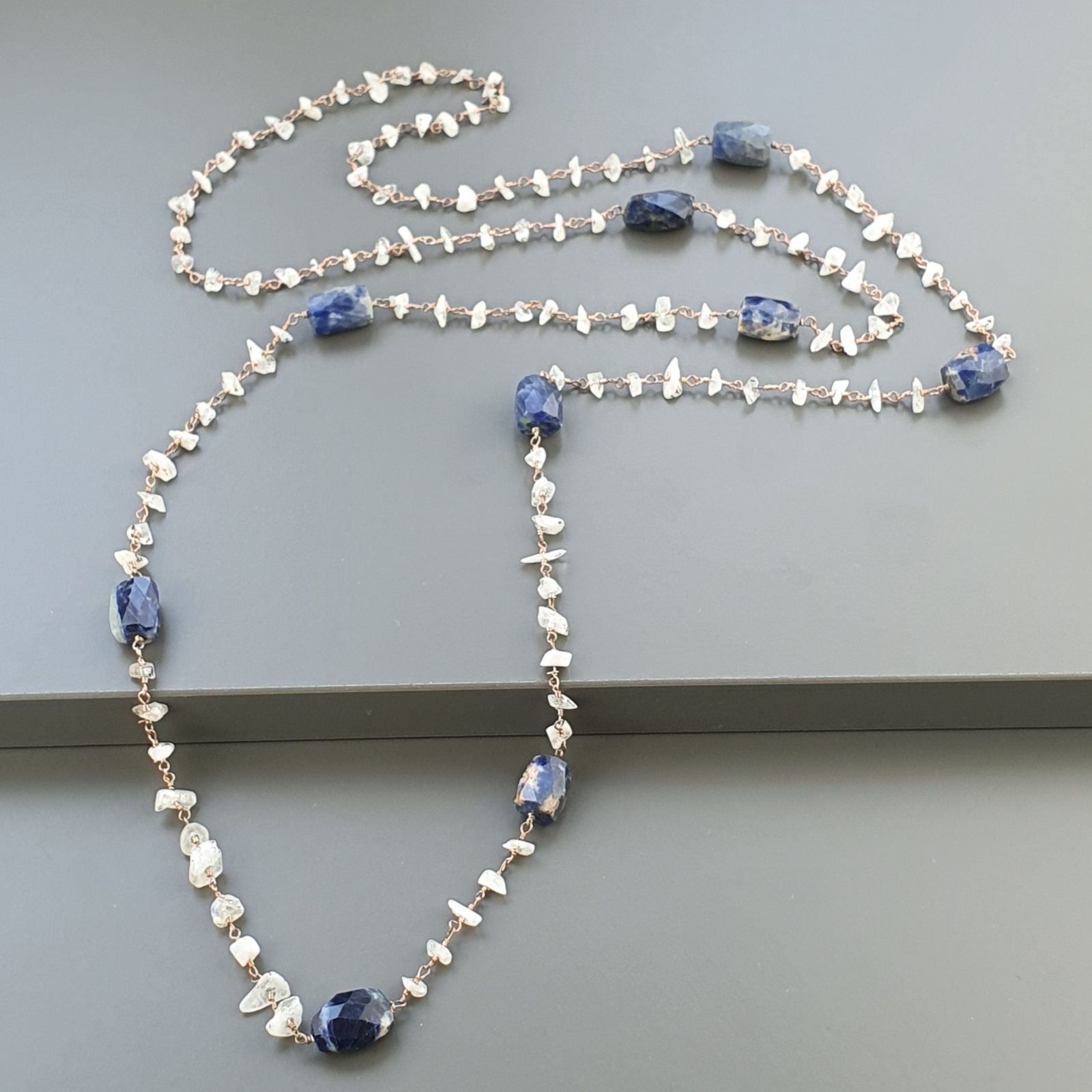 Collana A Nodo Orafo Rosato Con Labradorite Bianca E Sodalite