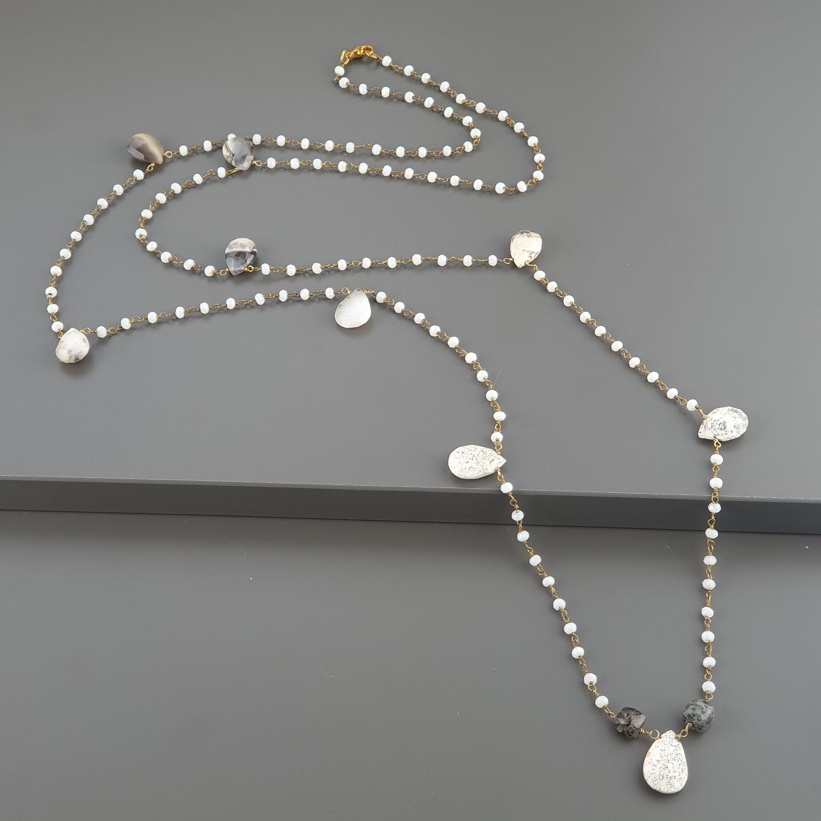 Collana A Nodo Orafo Dorato Con Cristallo Opaco E Opale Dendritica