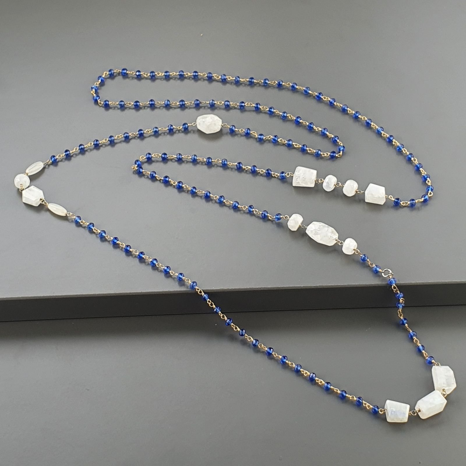 Collana A Nodo Orafo Dorato Con Cristallo Blu E Labradorite Bianca