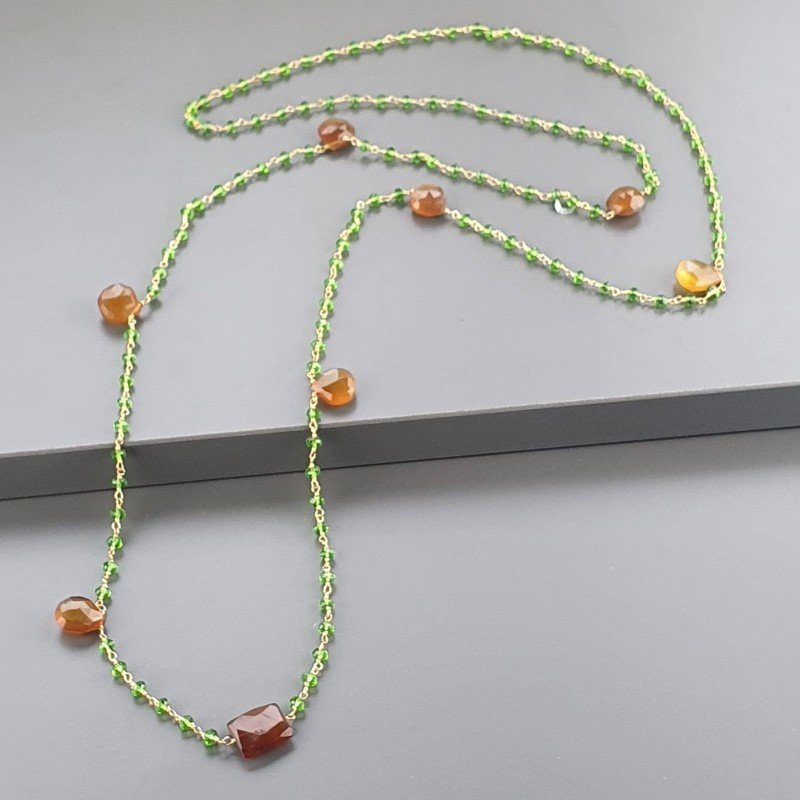 Collana A Nodo Orafo Rosato Con Cristallo Verde E Calcedonio Giallo Marrone