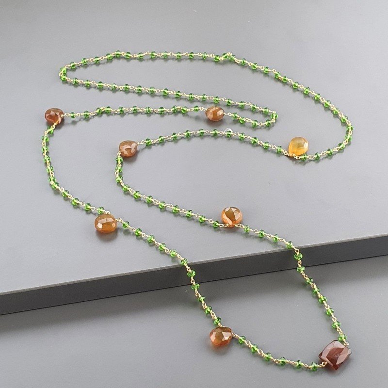Collana A Nodo Orafo Rosato Con Cristallo Verde E Calcedonio Giallo Marrone