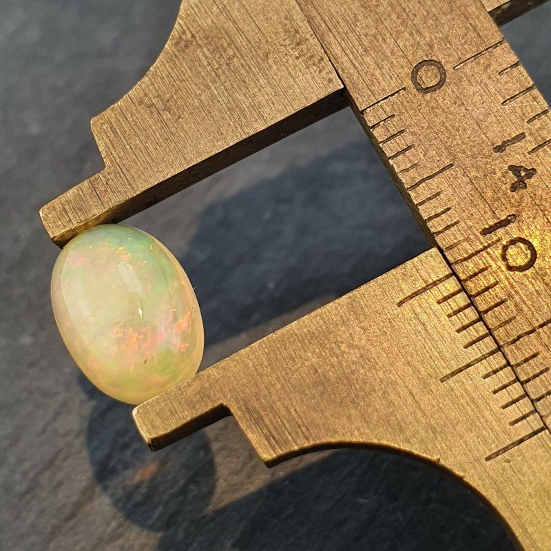 Opale Etiope 'Welo' Naturale Forma Ovale Piatto Cabochon Liscio Fatto a Mano 7,6X10,6X4,5mm 1.70 Carati 1pz Opale Etiope 'Welo' Naturale Forma Ovale Piatto Cabochon Liscio Fatto a Mano 7,6X10,6X4,5mm 1.70 Carati 1pz