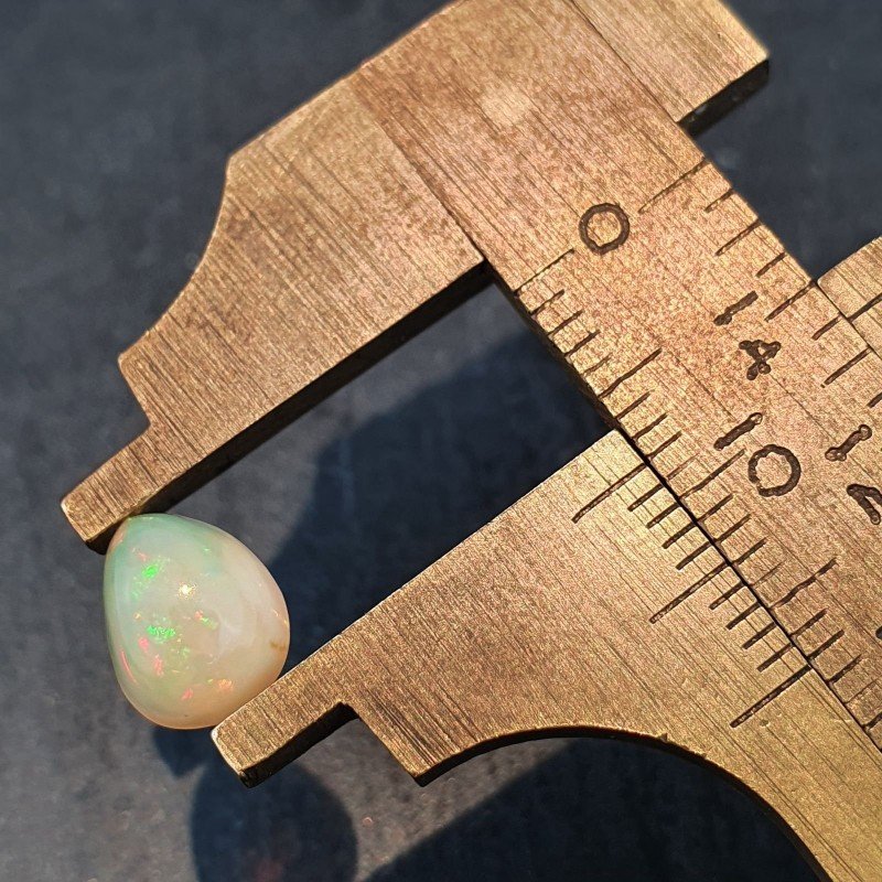 Opale Etiope 'Welo' Naturale Forma Goccia Piatto Cabochon Liscio Fatto a Mano 7x9x4mm 1,20 Carati 1pz