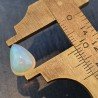 Opale Etiope 'Welo' Naturale Forma Goccia Piatto Cabochon Liscio Fatto a Mano 11x8x7mm 2,35 Carati 1pz