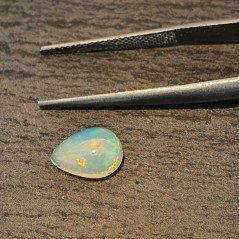 Opale Etiope 'Welo' Naturale Forma Goccia Piatto Cabochon Liscio Fatto a Mano 10x7x4mm 1,20 Carati 1pz