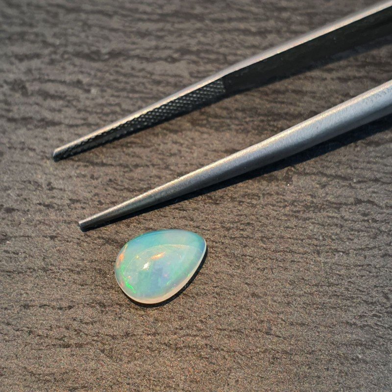 Opale Etiope 'Welo' Naturale Forma Goccia Piatto Cabochon Liscio Fatto a Mano 10x7x4mm 1,20 Carati 1pz
