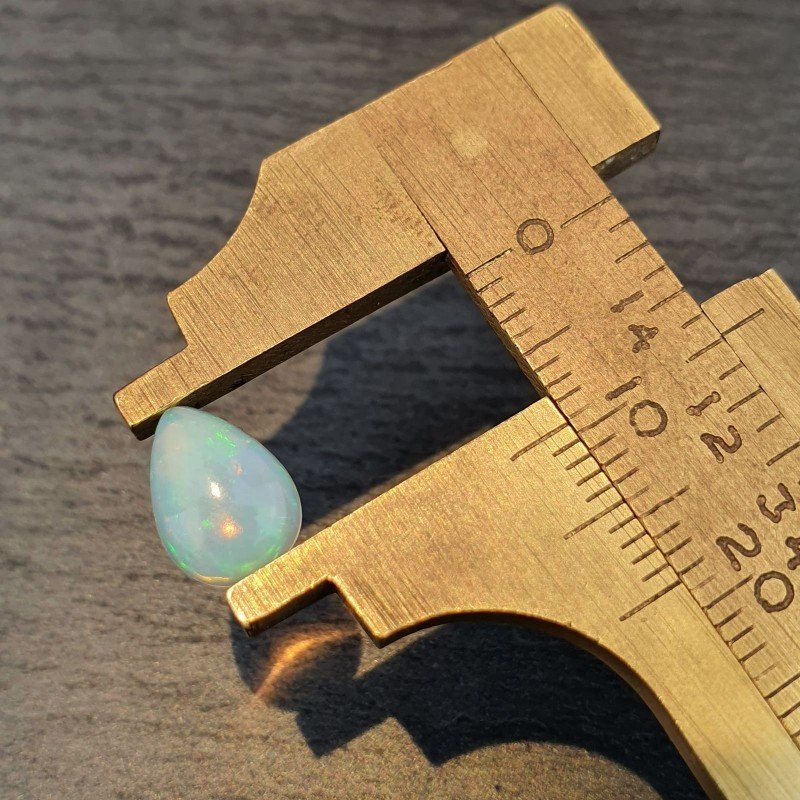 Opale Etiope 'Welo' Naturale Forma Goccia Piatto Cabochon Liscio Fatto a Mano 10x7x4mm 1,20 Carati 1pz