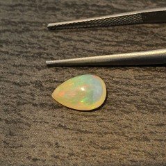 Opale Etiope 'Welo' Naturale Forma Goccia Piatto Cabochon Liscio Fatto a Mano 11x7x4,50mm 1,55 Carati 1pz