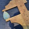 Opale Etiope 'Welo' Naturale Forma Goccia Piatto Cabochon Liscio Fatto a Mano 11x7x4,50mm 1,55 Carati 1pz