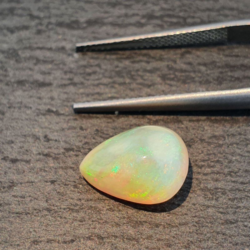 Opale Etiope 'Welo' Naturale Forma Goccia Piatto Cabochon Liscio Fatto a Mano 13X10X6,60mm 3,45 Carati 1pz