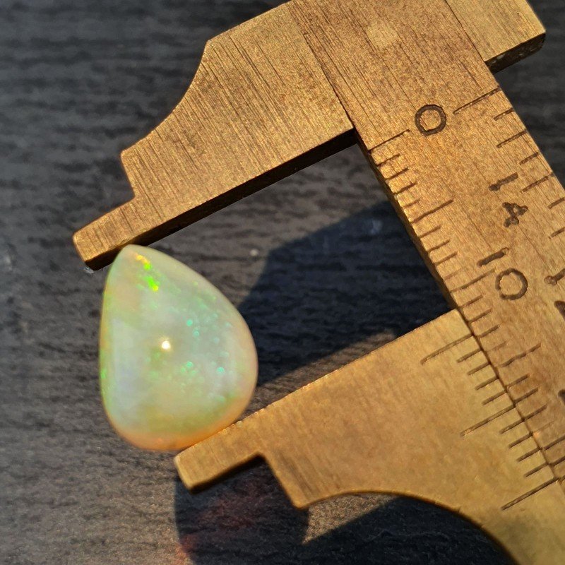Opale Etiope 'Welo' Naturale Forma Goccia Piatto Cabochon Liscio Fatto a Mano 13X10X6,60mm 3,45 Carati 1pz