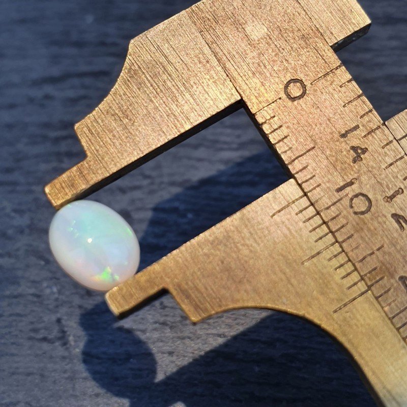 Opale Etiope 'Welo' Naturale Forma Ovale Piatto Cabochon Liscio Fatto a Mano 6,5X8,5X4,5mm 1,20 Carati 1pz