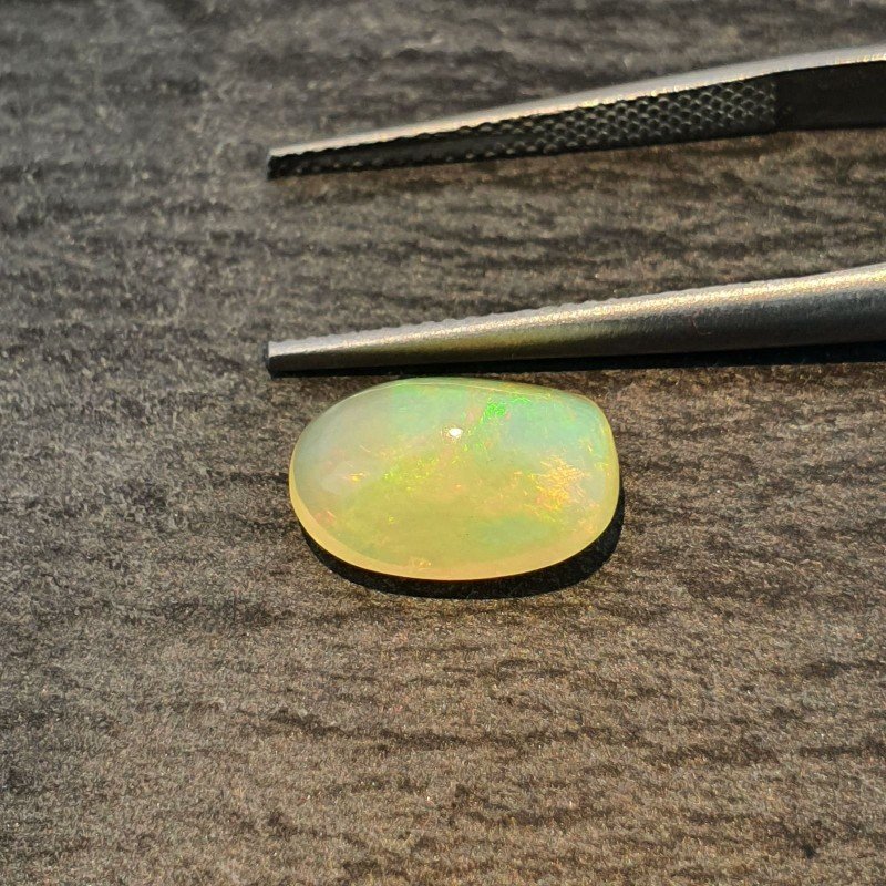 Opale Etiope 'Welo' Naturale Forma Ovale Piatto Cabochon Liscio Fatto a Mano 12X8X5,70mm 2,30 Carati 1pz Opale Etiope 'Welo' Naturale Forma Ovale Piatto Cabochon Liscio Fatto a Mano 12X8X5,70mm 2,30 Carati 1pz