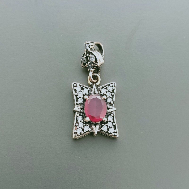 Ciondolo Di Argento 925 con Radice di Rubino Ovale e Zirconi Stile Etnico
