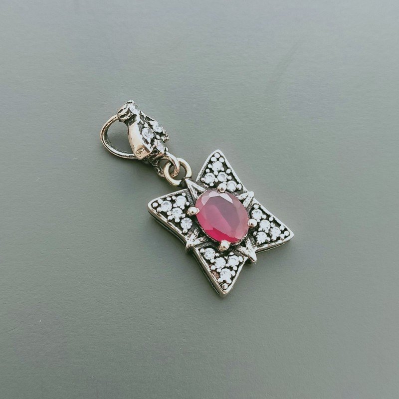 Ciondolo Di Argento 925 con Radice di Rubino Ovale e Zirconi Stile Etnico