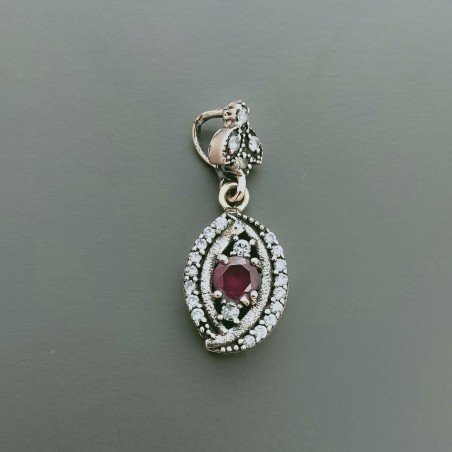 Ciondolo Di Argento 925 con Radice di Rubino Tondo e Zirconi Stile Etnico