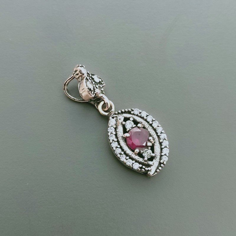 Ciondolo Di Argento 925 con Radice di Rubino Tondo e Zirconi Stile Etnico