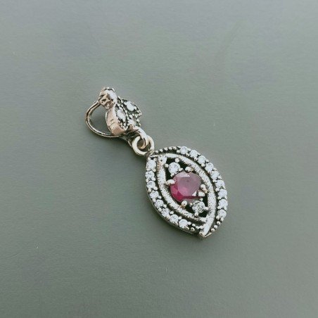 Ciondolo Di Argento 925 con Radice di Rubino Tondo e Zirconi Stile Etnico