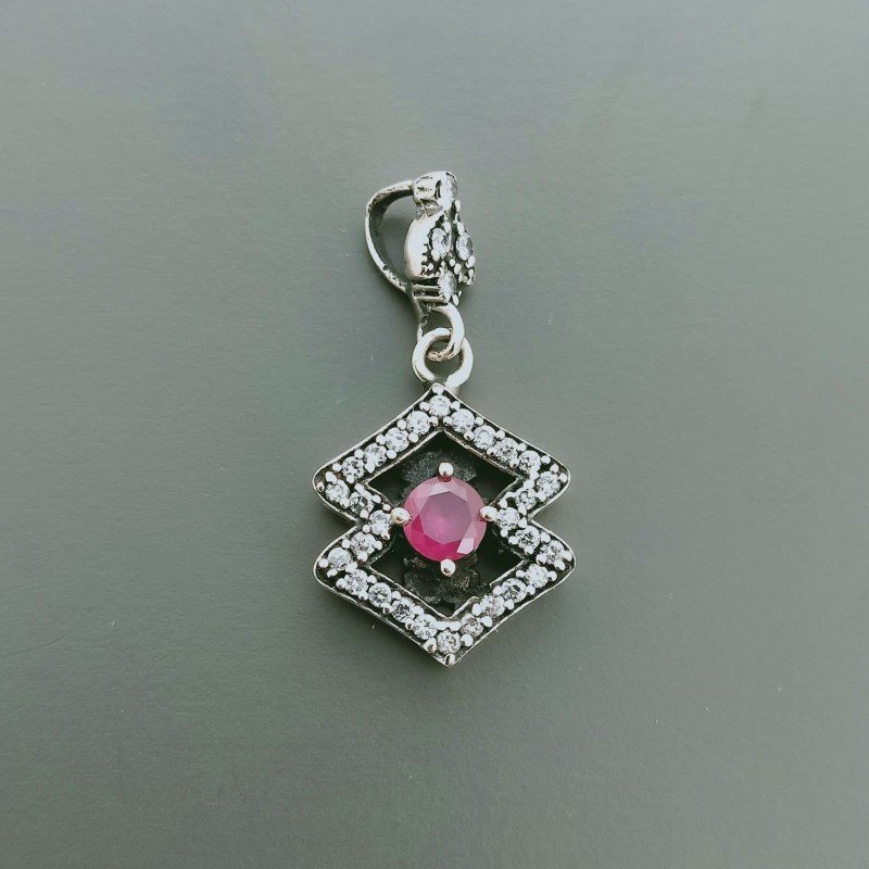 Ciondolo Di Argento 925 con Radice di Rubino Tondo e Zirconi Stile Etnico