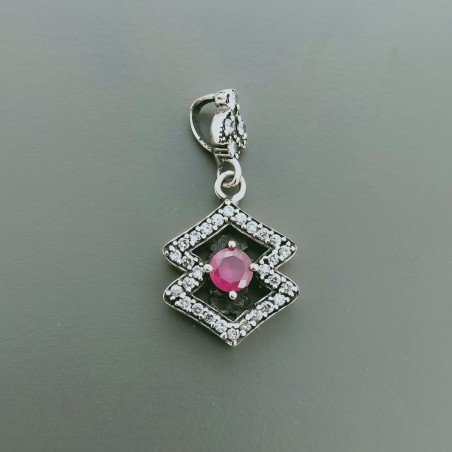 Ciondolo Di Argento 925 con Radice di Rubino Tondo e Zirconi Stile Etnico
