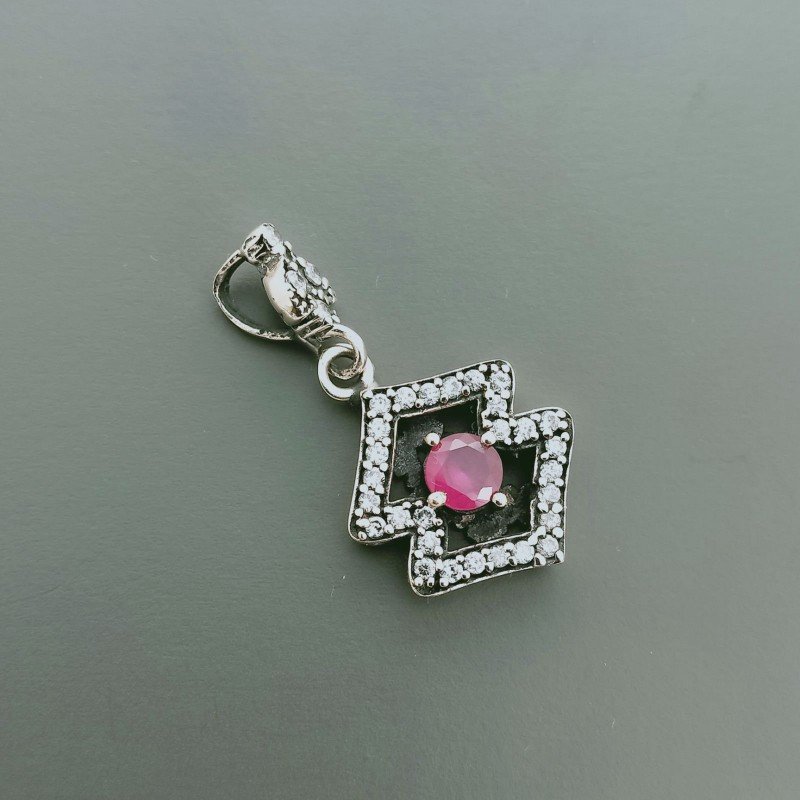 Ciondolo Di Argento 925 con Radice di Rubino Tondo e Zirconi Stile Etnico