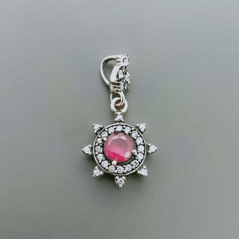Ciondolo Di Argento 925 con Radice di Rubino Tondo e Zirconi Stile Etnico