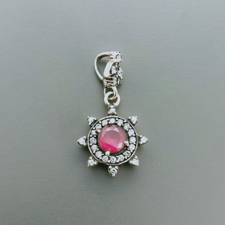 Ciondolo Di Argento 925 con Radice di Rubino Tondo e Zirconi Stile Etnico