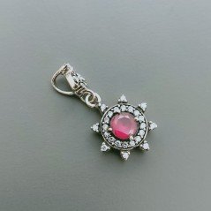 Ciondolo Di Argento 925 con Radice di Rubino Tondo e Zirconi Stile Etnico