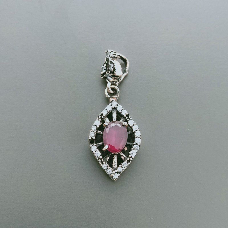 Ciondolo Di Argento 925 con Radice di Rubino Ovale e Zirconi Stile Etnico