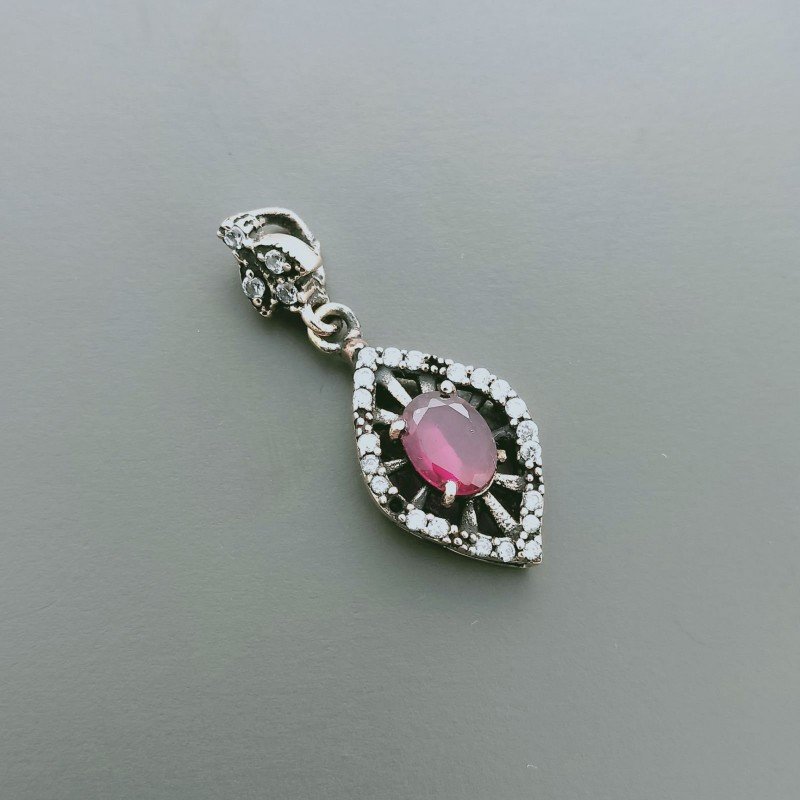 Ciondolo Di Argento 925 con Radice di Rubino Ovale e Zirconi Stile Etnico