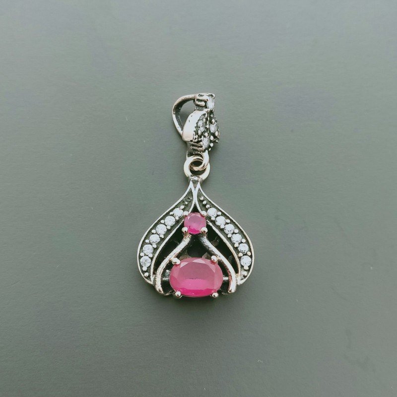 Ciondolo Di Argento 925 con Radice di Rubino Ovale e Zirconi Stile Etnico